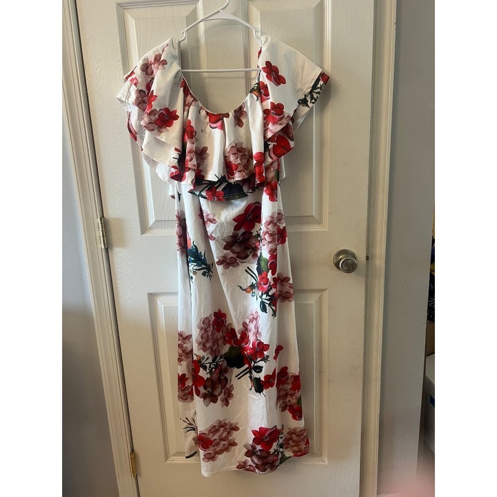 No brand no‎ tag women’s floral off the shoulder dress. No material or size tag.